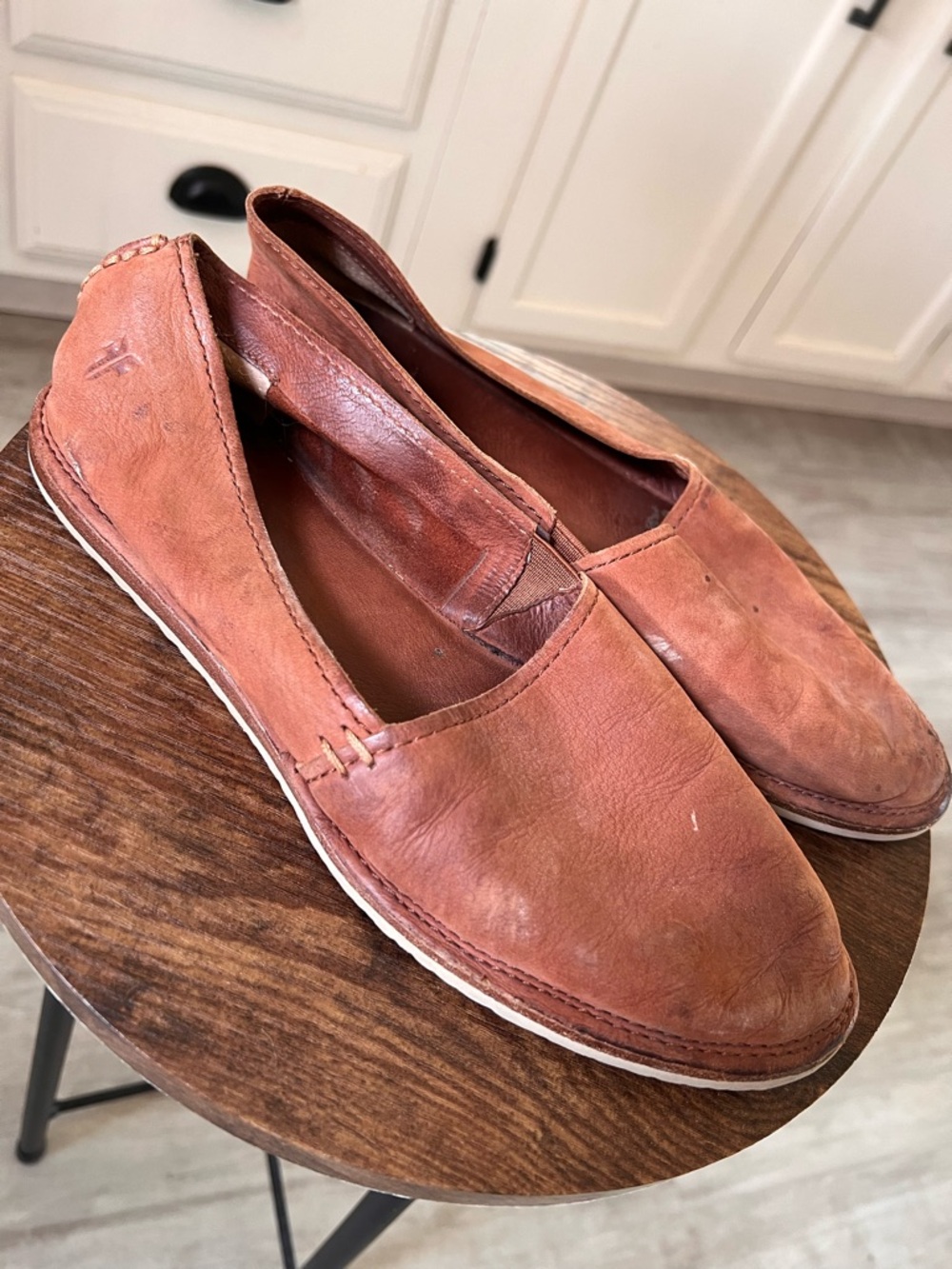 FRYE MILLY WHISKEY BROWN LEATHER SLIP ON FLATS ✨